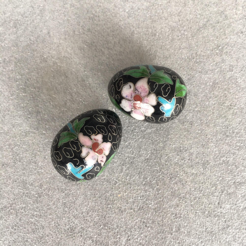         出口创汇时期黑色铜胎掐丝珐琅磨光景泰蓝吉祥如意鸡蛋小摆件美品1对2只真品如图摆件库存旧藏文玩艺术收藏