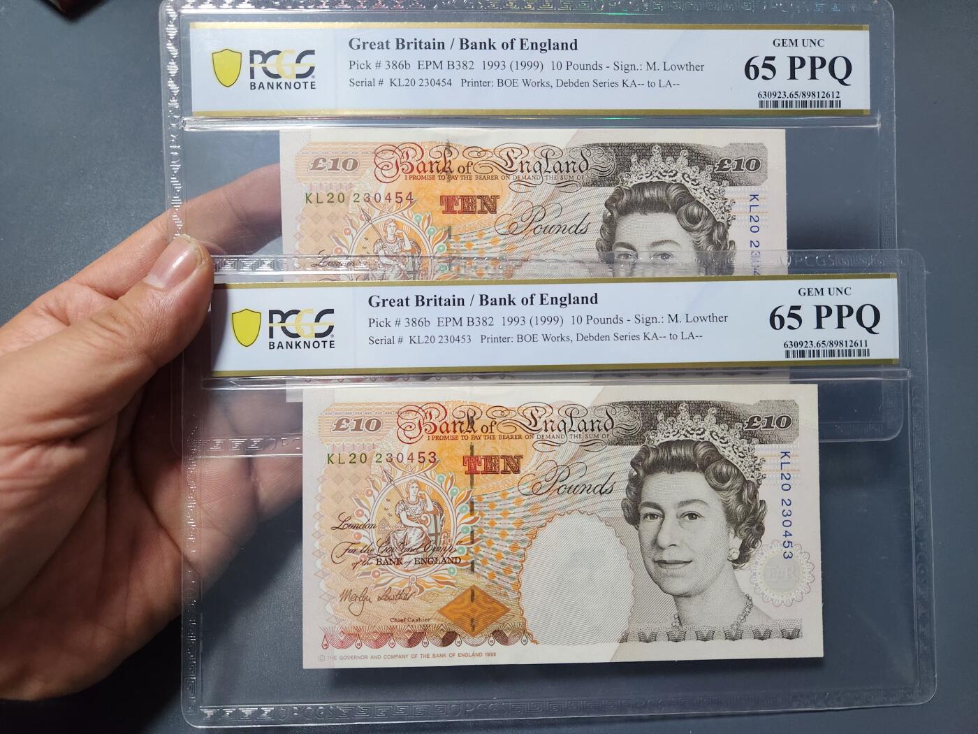 3月14号晚上8点 外国纸币自动截拍第38场 稀少签名英国10镑 高分2连号