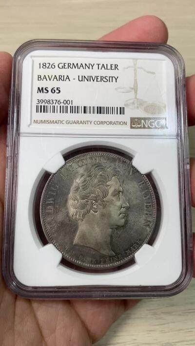 NGC MS65 1826年德国巴伐利亚路德维希一世纪念马克西米利安大学迁移大泰勒 为纪念马克西米利安大学从兰茨胡特迁至慕尼黑 路德维希一世敕令发行此枚泰勒加以纪念 双面原味厚重欧陆五彩裹身 底板类精制质感  是历史泰勒中不可多得顶级BU典藏级品质