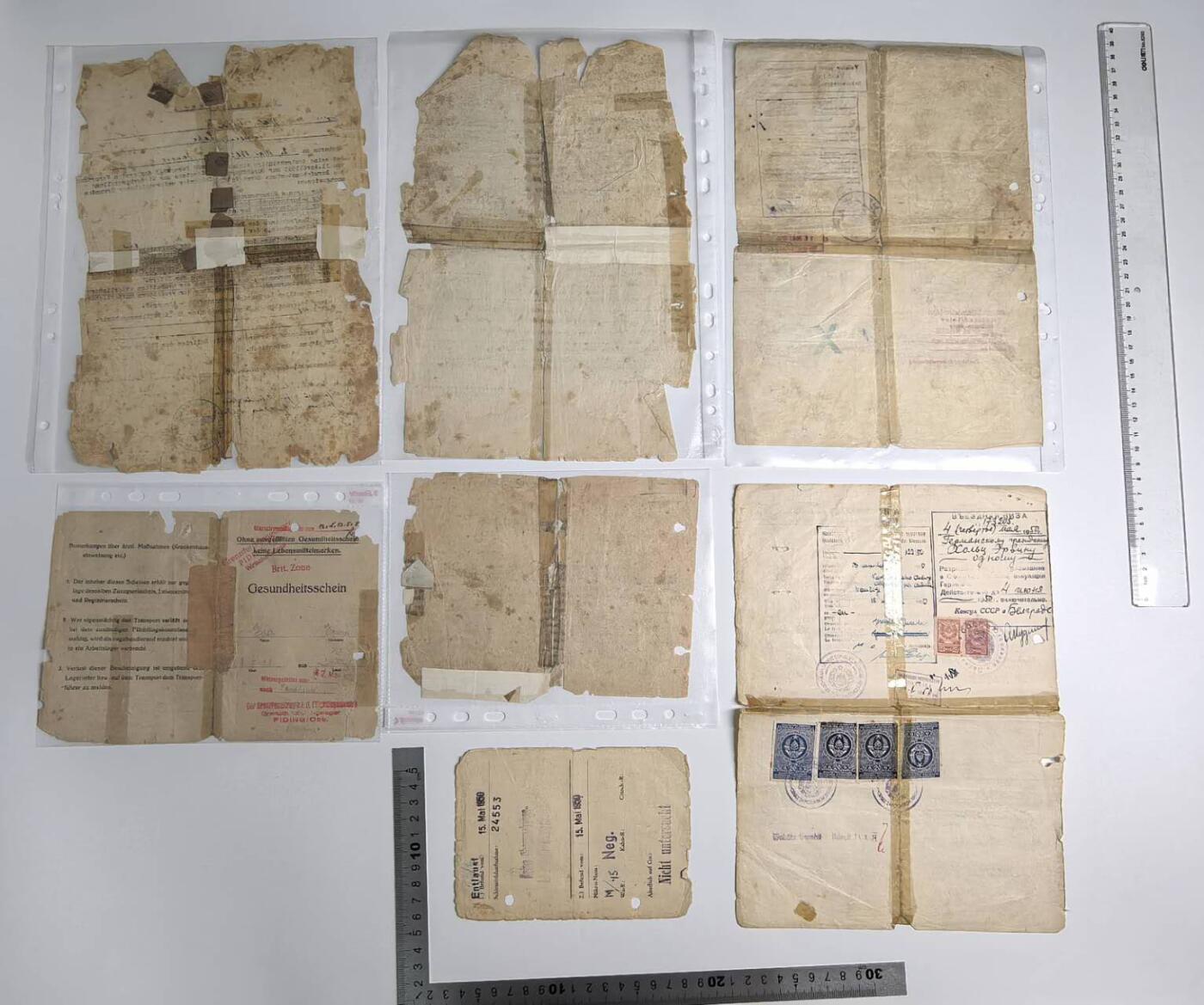 小驴勋章奖章收藏3月14日周六晚六点拍卖（珍爱和平，收藏战争，铭记历史，勿忘国耻，忠党爱国。有偿代拍，送拍规则在简介最后，参拍须阅读规则后再参拍，关系到运费包装发货时效真假辨别等关键信息，拍卖时不再发原图，看大图店主微信码在拍卖店铺介绍里） 战俘营释放证明，通行证等一组证件（送拍方表示为突破封锁奖章相关我机翻没翻译太明白）