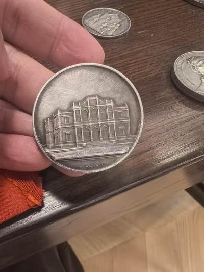 欧洲银章铜章、银币 - 日内瓦音乐学院银质纪念银章34.2克 这是一枚来自瑞士日内瓦音乐学院（Conservatoire de Musique de Genève）的银质纪念章，是为了表彰1915年的优秀学生Marcel Blouin而颁发的。 正面（Avers）二等奖