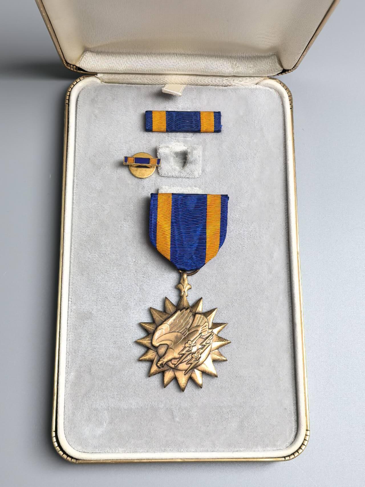 小驴勋章奖章收藏3月14日周六晚六点拍卖（珍爱和平，收藏战争，铭记历史，勿忘国耻，忠党爱国。有偿代拍，送拍规则在简介最后，参拍须阅读规则后再参拍，关系到运费包装发货时效真假辨别等关键信息，拍卖时不再发原图，看大图店主微信码在拍卖店铺介绍里） 美国空军空军奖章，带原盒，带珐琅略和略