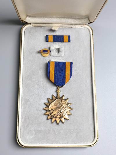 小驴勋章奖章收藏3月14日周六晚六点拍卖（珍爱和平，收藏战争，铭记历史，勿忘国耻，忠党爱国。有偿代拍，送拍规则在简介最后，参拍须阅读规则后再参拍，关系到运费包装发货时效真假辨别等关键信息，拍卖时不再发原图，看大图店主微信码在拍卖店铺介绍里） - 美国空军空军奖章，带原盒，带珐琅略和略