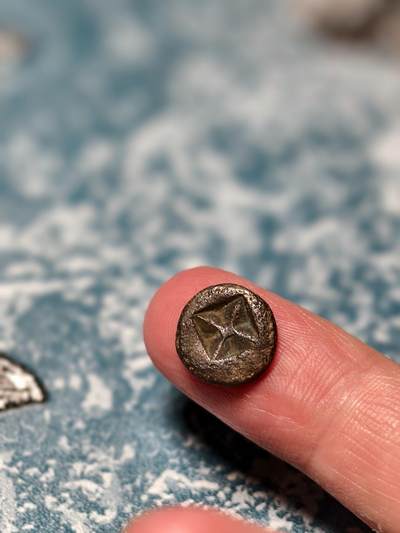 抚柳草堂-第十六期章牌钱币  奖章勋章限时免佣 满百包邮 放漏专场 - 三佛齐王国末期至满者伯夷王国早期打制小银币 1.6g重 正面有檀香花徽记，背面爪哇岛文，面值1 Unit或称Masa