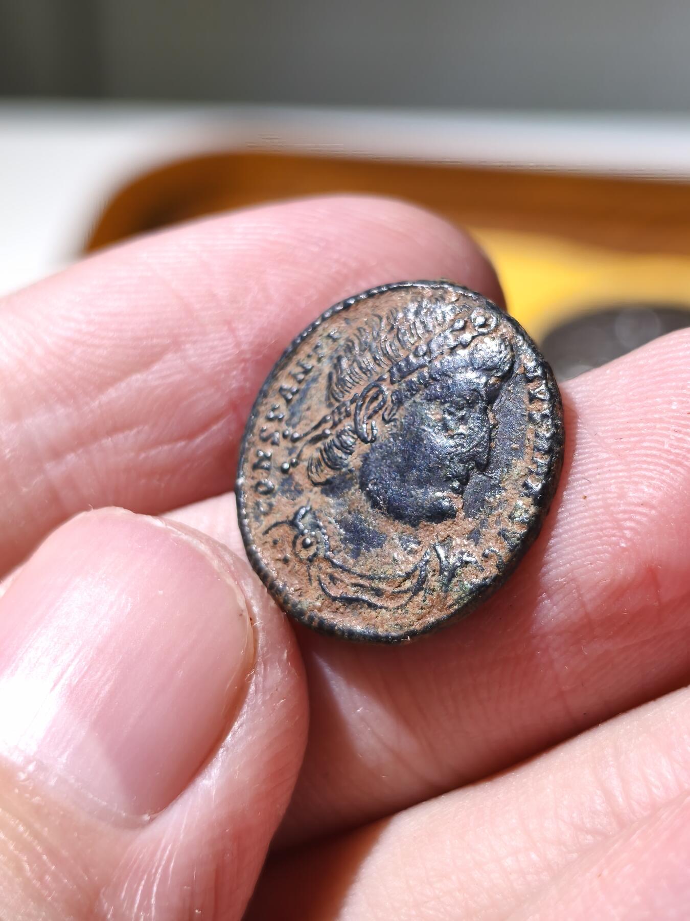 星盘世界钱币拍卖 美品！罗马后期 君士坦提乌斯富力铜币 军团士兵与军旗 铭文：GLORIA EXERCITVS 军队的荣耀 该币类型被认为后期军队使用币 非常经典的品种