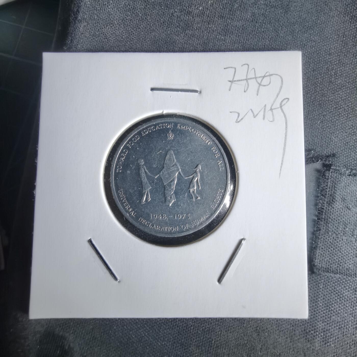 沼泽如烟--第1022场 1973年由意大利罗马造币厂铸造，属于FAO「CERES」系列奖章，旨在纪念《世界人权宣言》颁布25周年（1948-1973），并呼应FAO「人人享有食物、教育与就业」的目标