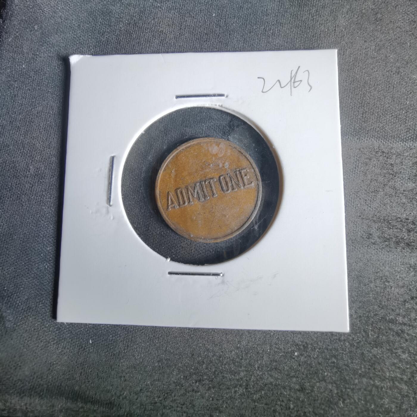 沼泽如烟--第1022场 ADMIT ONE，意为“仅限一人入场”，这是典型的入场凭证标识，说明它的核心用途是作为单次入场的凭证