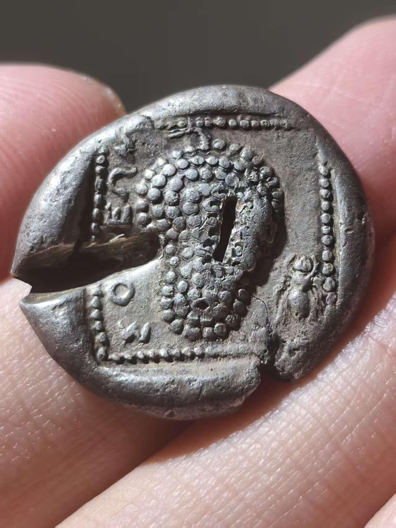 星盘世界钱币拍卖 古典时期- 古希腊 索洛伊斯塔特厚重大银币 约公元前440-410年。正面：亚马逊女战士跪于左侧，箭筒和弓袋置于身侧，手持弓箭；左侧有常春藤叶，右侧有头盔。背面：葡萄串；左侧有“ΣOΛEΩN”字样，有一些验银痕