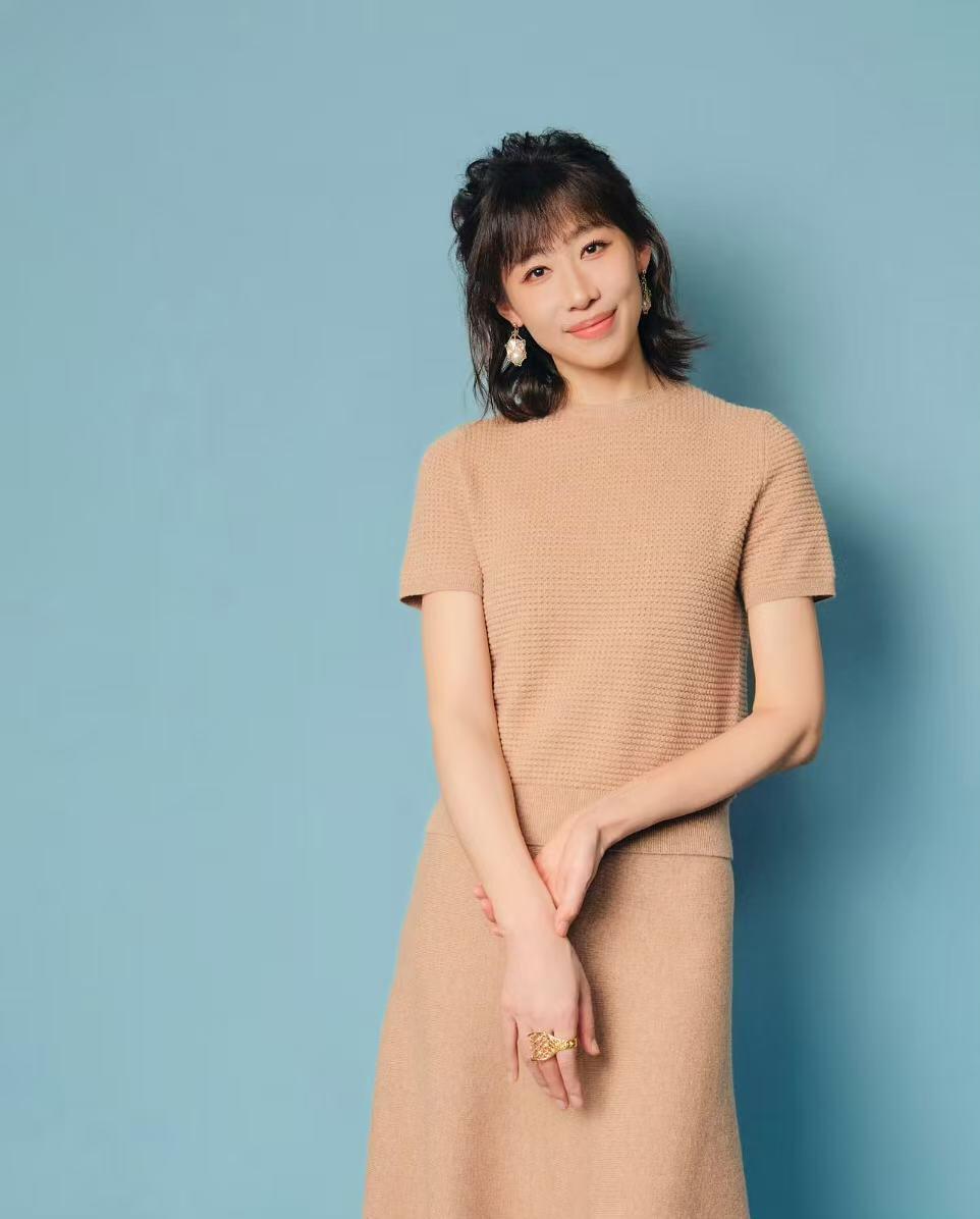 零元拍： 任素汐亲签2026总台马年春晚CMG出品“大吉大利”春条。