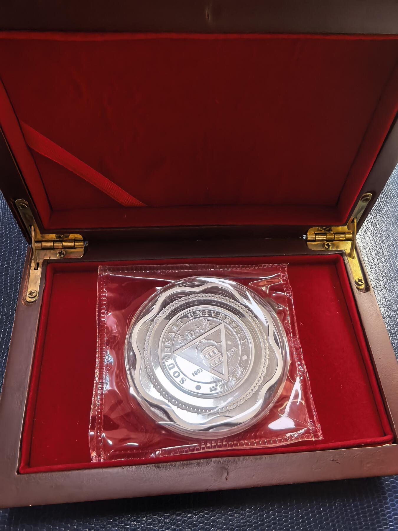 长老汇马年精选第九场拍卖 2013东南大学校庆纪念梅花形银章，60克999银，有盒无证，120枚