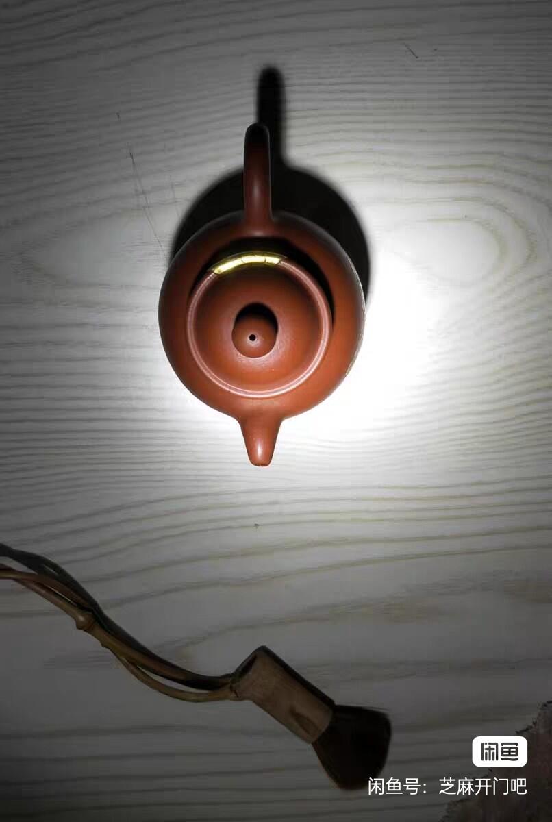 贡局紫砂壶 晚清销往泰国原矿朱泥紫砂 底款：贡局  容量二人量。盖一小磕包金就花了350元。壶身龙纹少见。喜欢就拍。料绝对好。该壶一直在用，主要泡红茶，介意勿拍。另赠送礼品