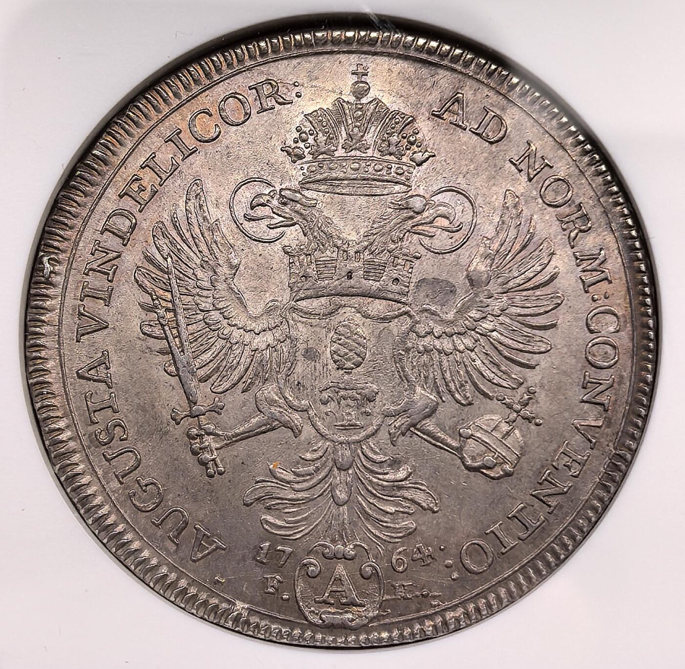 凡希社世界钱币微拍第三百二十一期 荐！1764神罗奥格斯堡弗朗茨一世戎装像泰勒大银NGC-MS62，1764年F(A)H版为奥格斯堡泰勒银币的末期发行版，弗朗茨一世次年去世，该币成为其在位时期的收官币种，铸造量远少于前期版本，也是神罗晚期钱币的代表性藏品。实物通体呈淡紫金彩，质感光泽美不胜收。（视频参考）