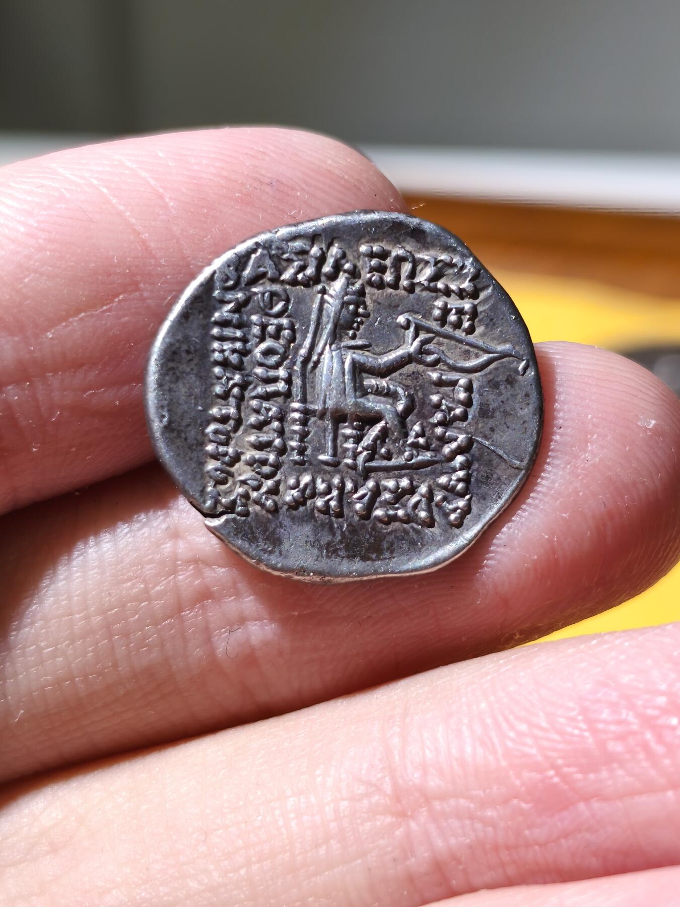 星盘世界钱币拍卖 美品！安息帝国（帕提亚） 长寿王 希纳特鲁斯 一德拉克马银币 公元前75-69年。 帕提亚“黑暗时期”的关键人物。此人在米特拉达梯2世死后，在斯基泰人的帮助下，于80岁的高龄得到皇位，因此钱币上也标识了斯基泰人的鹿角。