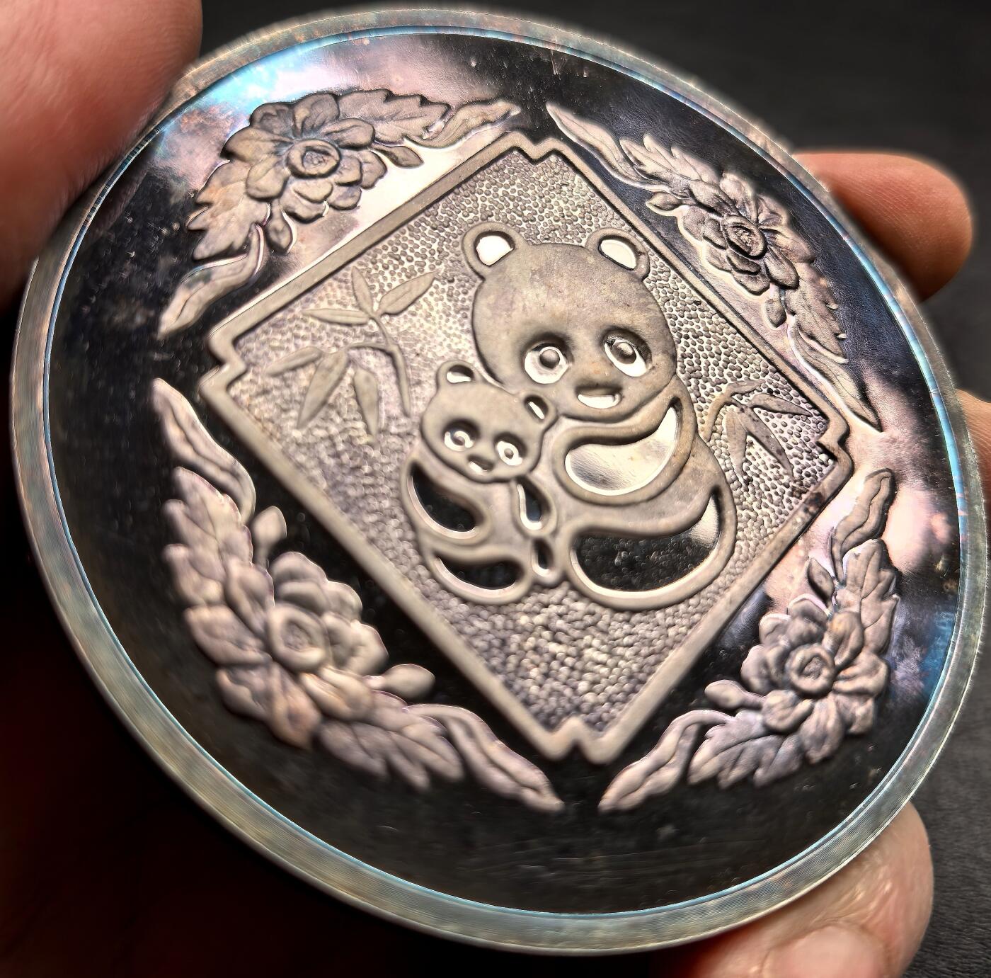 凡希社世界钱币微拍第三百二十一期 1985上海造币厂铸香港国际钱币展销会母子熊猫5盎司银章附原厂木盒，币面有自然氧化形成的紫罗兰五彩，熊猫额头无常见的高点磨损。