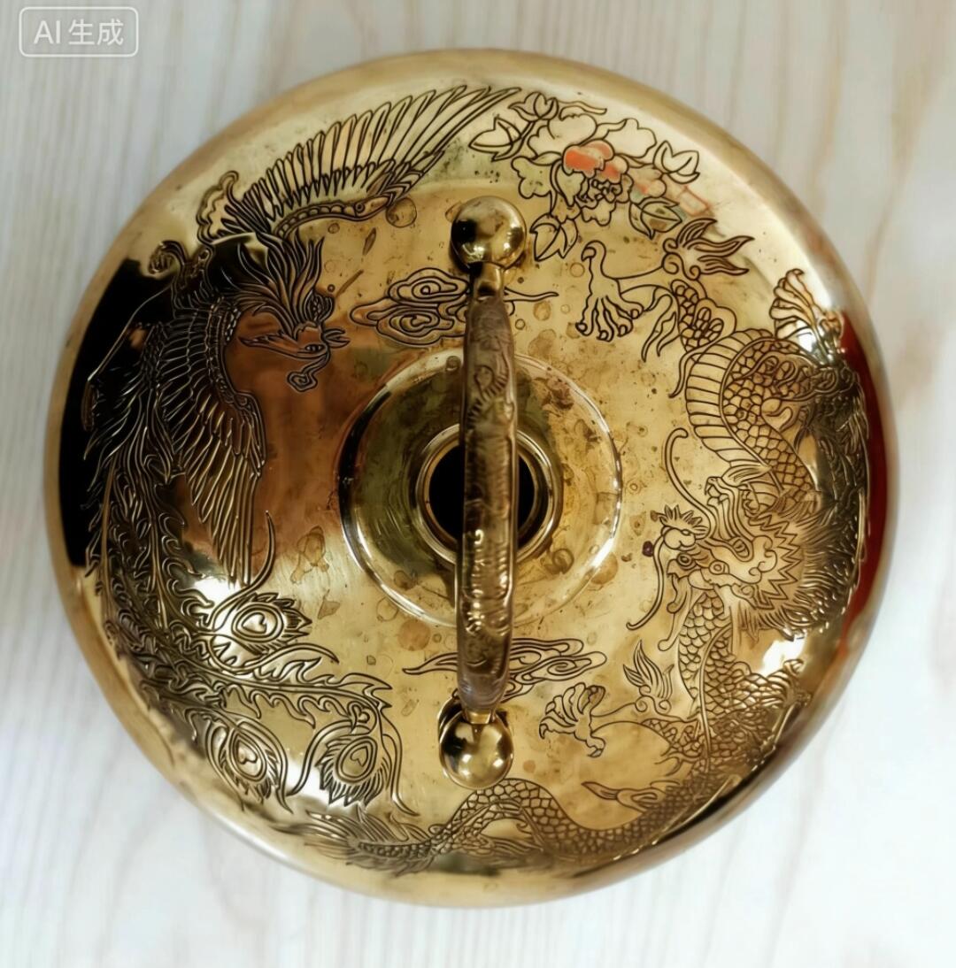 汤婆子 王大隆汤婆子 暖手壶纯铜 早期錾刻工艺暖手宝汤婆子 ，做工精致中华老字号纯手工全品相绝对无任何磕碰五彩斑斓比全新更显漂亮。 灯光下实物在手更显流光溢彩，光芒耀眼。 原始包装原始发票。18ⅹ11ⅹ2斤装水3斤6保温时间24小时[灯泡]