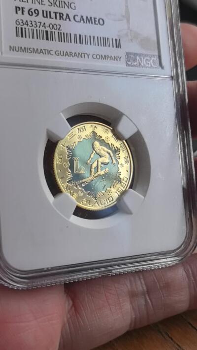 凡希社世界钱币微拍第三百二十一期 1980中国盐湖城冬奥会高山滑雪250元金币精铸NGC-PF69UC，新中国恢复奥委会资格后首次参加的奥运会，老精稀品种，规格同英国索维林金币，8g，917金。（视频参考）