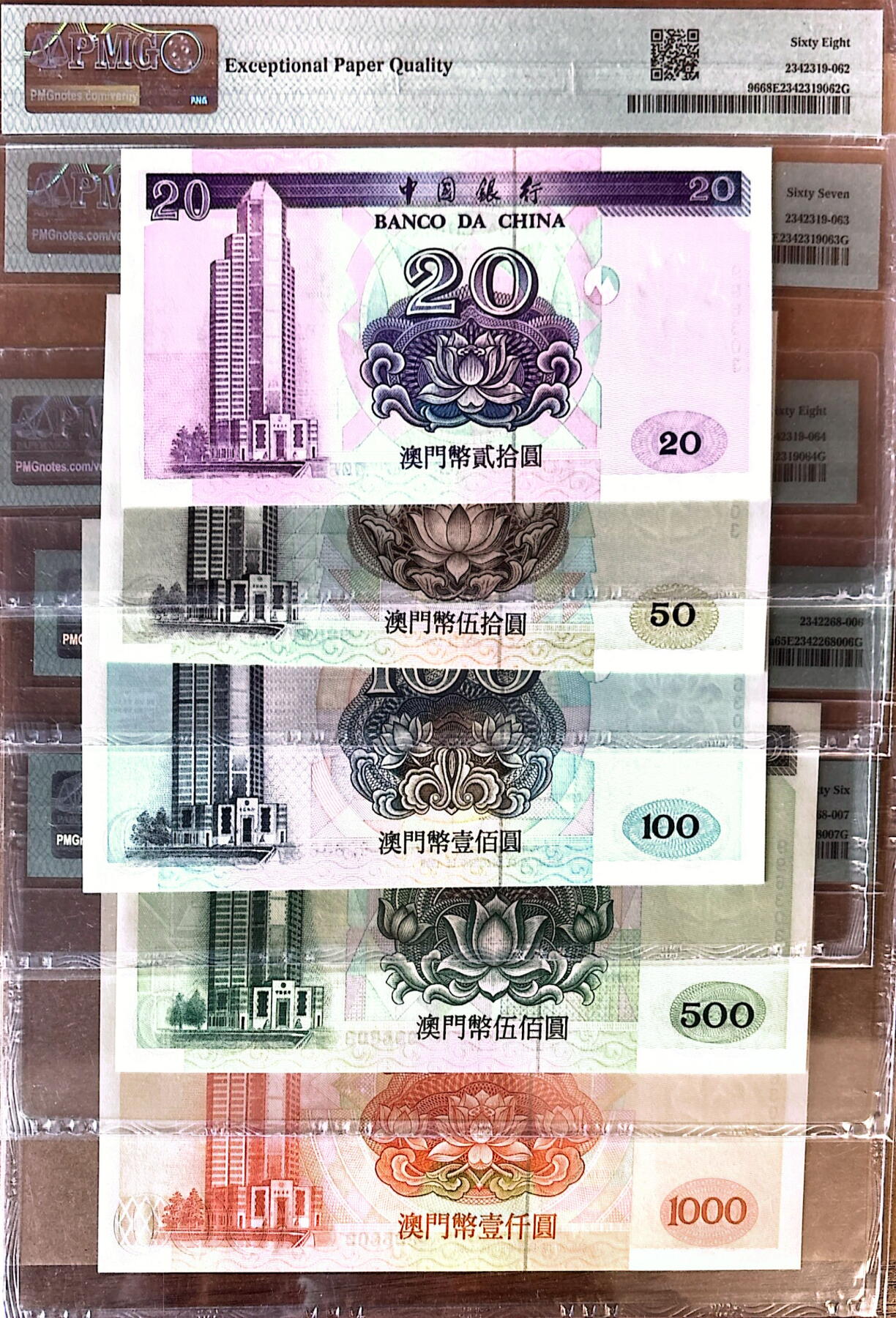 【Blue Auction】✨世界纸币精拍800期盛典——白金之夜🔥🔥🔥 M-【一组5张 无字冠全同号996303】澳门中国银行1999年20-1000元 PMG68EPQ-65EPQ 澳门回归纪念99开头 朱赤签名，系1999年澳门回归暨澳门特区成立仪式上赠予贵宾的特殊纪念品，极为罕见，有样票易得无冠难求一说
