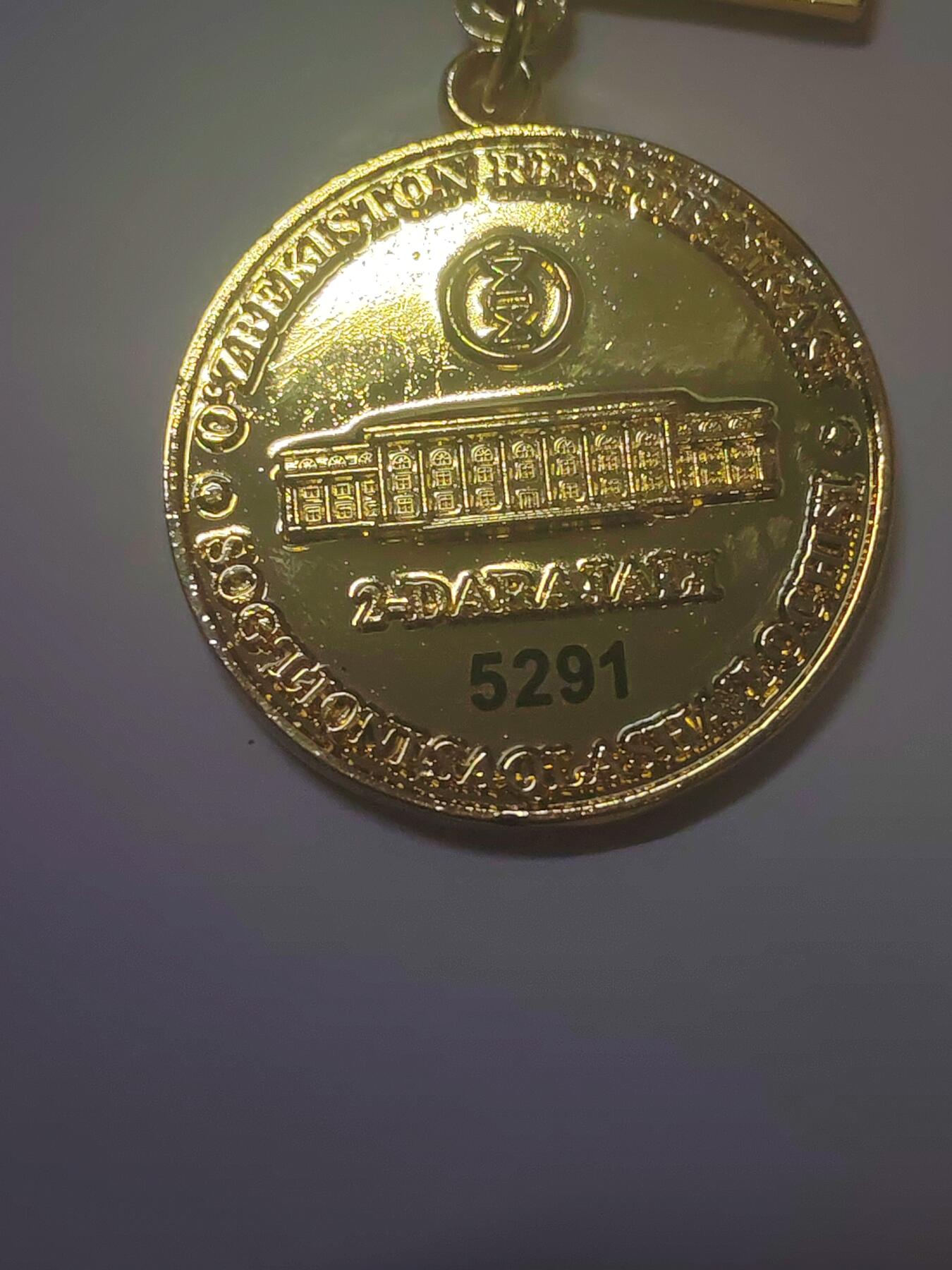 韵星假日军品类拍卖第46期 -- Rimey Holidays Militaria Auction 46 乌兹别克斯坦共和国卫生部二级优秀服务人员奖金奖章 实发5291号 非常稀少 设计继承苏联的奖金奖章 铜镀金 非常厚重 仅颁发给高级官员