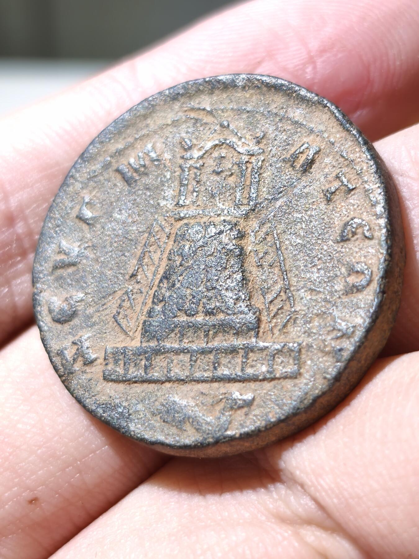 星盘世界钱币拍卖 名品！罗马帝国-东方行省菲利普二世大铜币 泽乌格玛城市 神殿-卫城景观 幼发拉底河上游 下方摩羯 驻扎军团标志 该城又称幼发拉底河河畔的塞琉西亚 