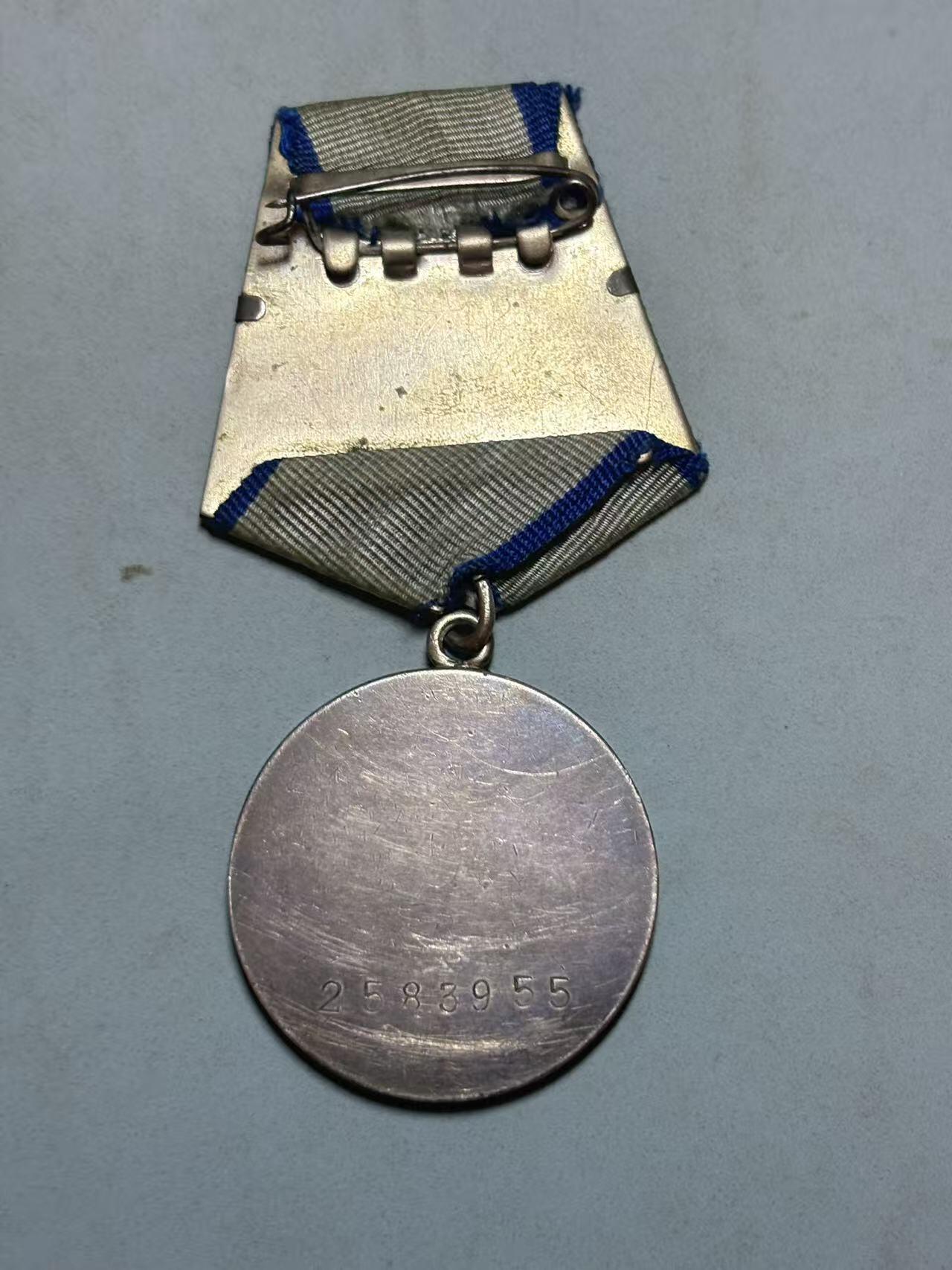 盛世勋华——号角文化勋章邮票专场拍卖第309期 苏联卫生勤务中士勇敢奖章带证书 包含军人证 带电子翻译件和电子奖励卡