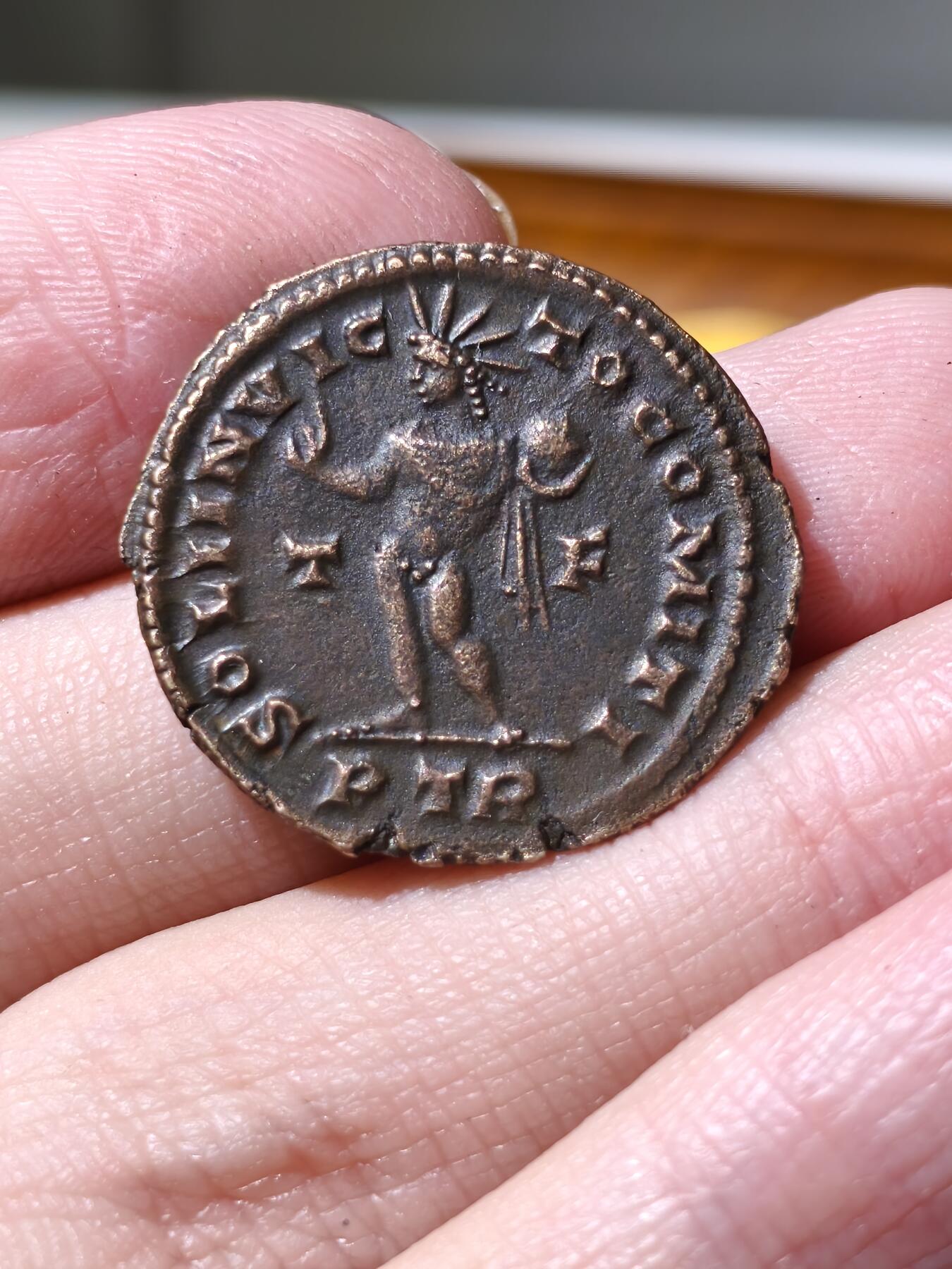 星盘世界钱币拍卖 美品！古罗马帝国君士坦丁大帝富力铜币 公元310-313年打制于特里尔 正面君一戎装面右，背面太阳神索尔站像，该类多发行于其赢得都灵之战后至米兰敕令发布之前，是罗马多神教时代的余晖。已清理，XF美品，细节很好，适合养包浆。