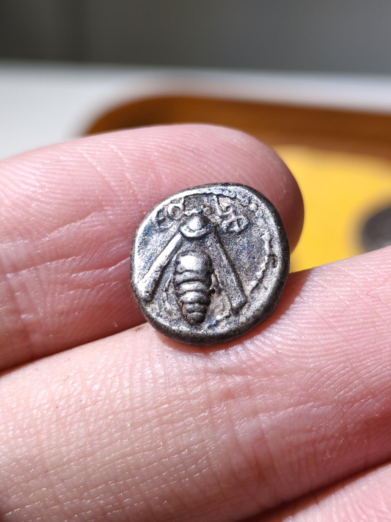 星盘世界钱币拍卖 精品！古希腊以弗所小蜜蜂半德拉克马银币，正面是小蜜蜂，背面是四格戳记，这枚品相不错，打制清晰居中，保留原始包浆，底板非常非常好且铭文清晰，比较难得，非常受欢迎且漂亮的品种