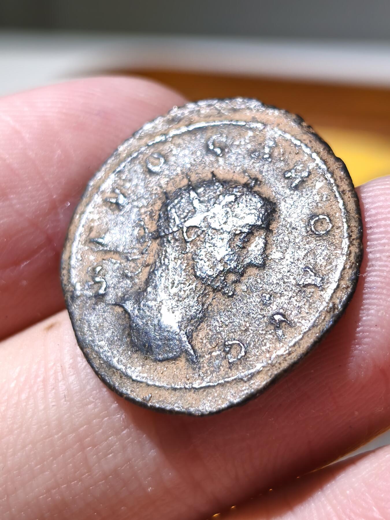 星盘世界钱币拍卖 少见！罗马帝国 三世纪危机 卡鲁斯皇帝 逝后封神纪念币 安东尼安（双迪纳尔）公元283年。卡鲁斯传说死于远征波斯时，在波斯首都泰西风城下被雷电劈死，十分传奇。