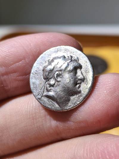 星盘世界钱币拍卖 - 高浮雕！希腊化时代-卡帕多西亚王国 阿里阿拉特斯5世1德拉克马银币 公元前163年至前130年在位 阿里阿拉特斯五世年轻时曾赴雅典求学，深受希腊哲学（尤其是柏拉图学园派）熏陶