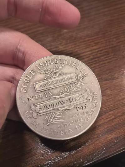 欧洲银章、铜章，大优惠起拍价都是银价计算 1915年法国图尔宽46.2克（Tourcoing）工业学校银质奖章 这是一枚为表彰在图尔宽工业学校商业专业表现优异的学生而颁发的银质奖章
