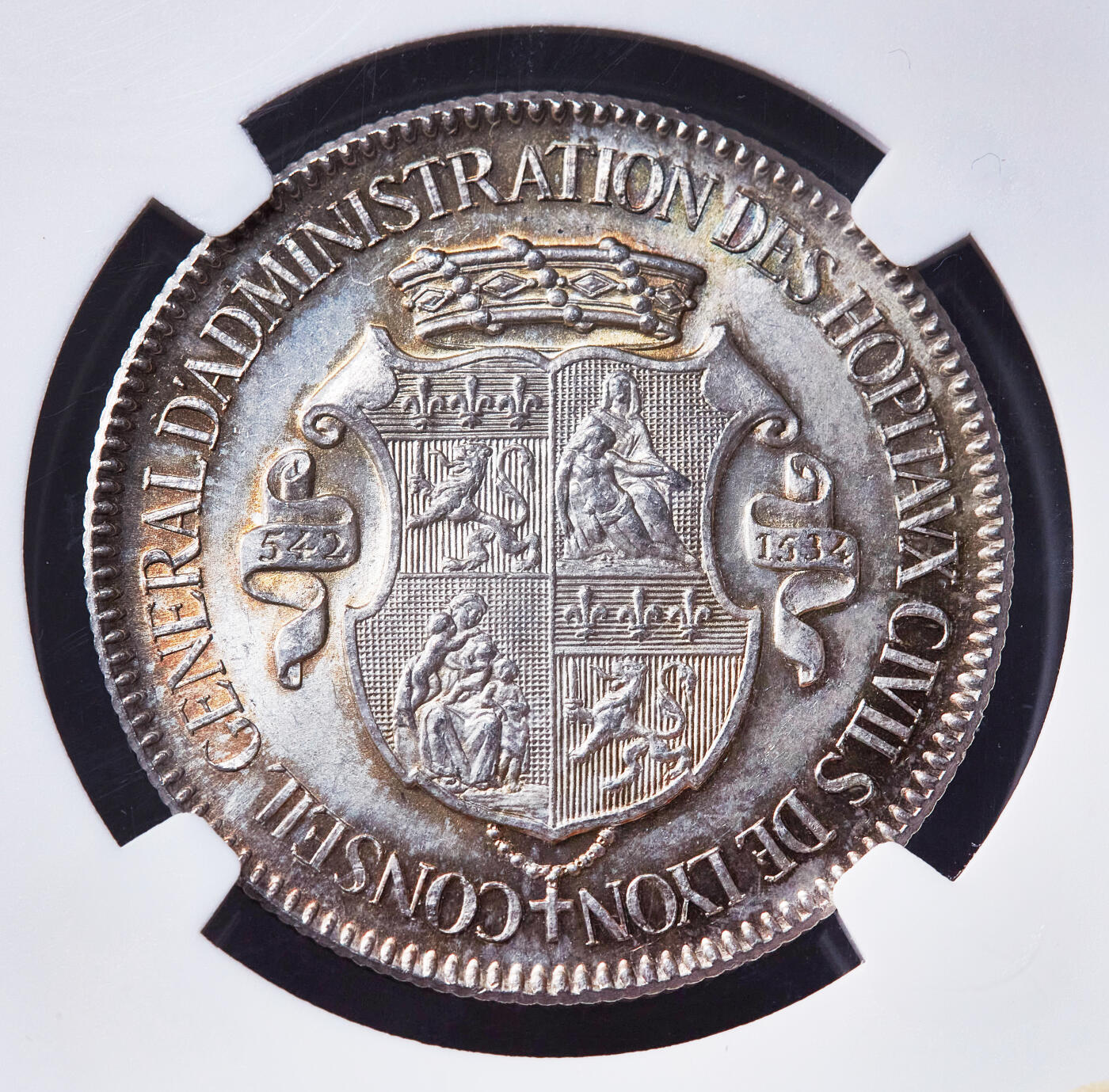 【俄甄集藏】2026年(049)03-18星期三 晚 19:30 全场包邮 法国1842年希尔德贝尔特一世夫妇头像纪念里昂市立医院成立1300周年银质代用币章，NGC MS65，五彩环彩，转光品相，法国19世纪著名雕刻家约瑟夫·丹泽尔(1805-1877)作品，顶级状态