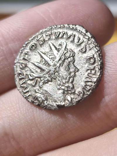 星盘世界钱币拍卖 - 中世纪 - 丝绸之路 - 古典币专场 - 古罗马三世纪危机 - 高卢帝国波斯杜慕斯安敦尼安银币，背面朱庇特手持权杖和闪电 ，双面深打，该品种这种状态稀少 