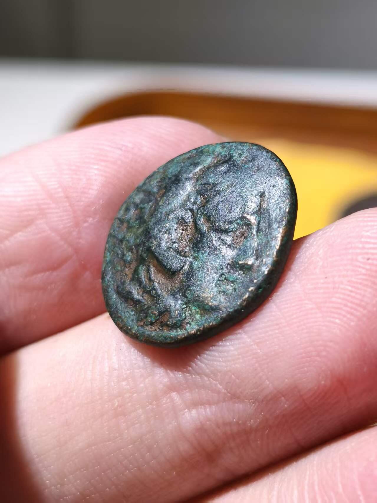 星盘世界钱币拍卖 历史名人！古希腊马其顿王国卡山德大力神狮子一查柯铜币，公元前396-297年铸造，正面是大力神头像，背面是一头狮子，铭文KAΣΣAN ΔΡOY Λ 这一枚是少见品种，并非最常见的那种骑马，品相还不错，图案和铭文都比较清晰