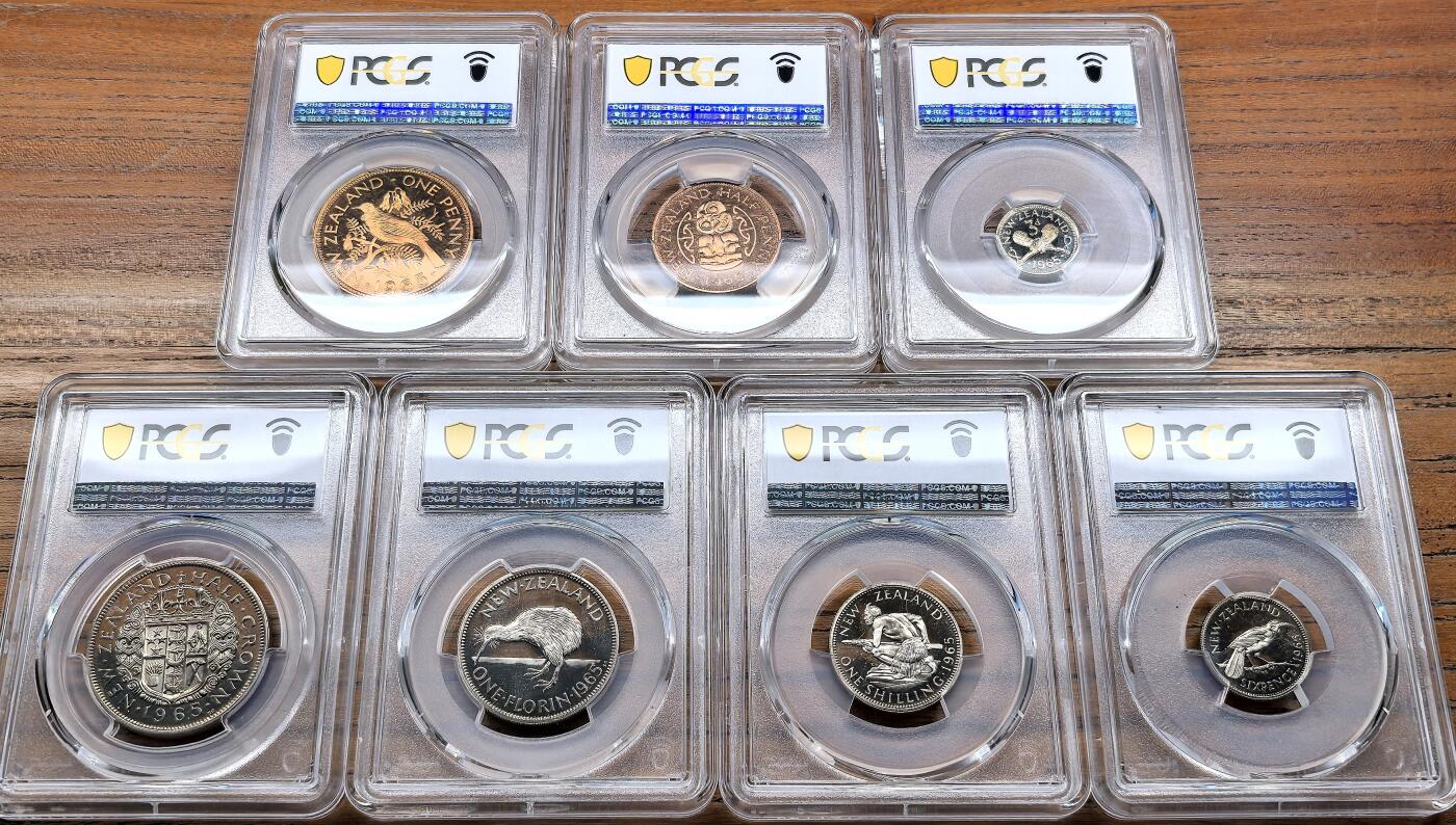 凡希社世界钱币微拍第三百二十一期 1965新西兰伊丽莎白二世SP样币1/2便士至1/2克朗七枚，PCGS-SP67/68/69，1965样币级七枚套相当罕见，Sterling币制的关门年份。超高分收藏级品相，从乔五开始的经典图案一直未变。