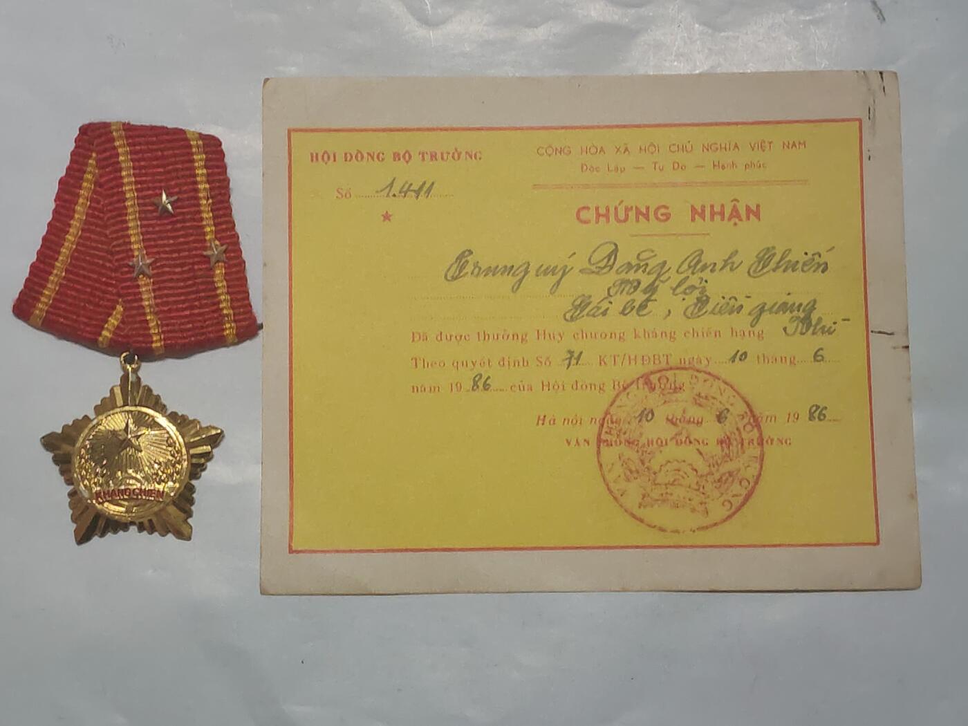 韵星假日军品类拍卖第46期 -- Rimey Holidays Militaria Auction 46 越南社会主义共和国一级抗战勋章带证 越战事迹 高等级