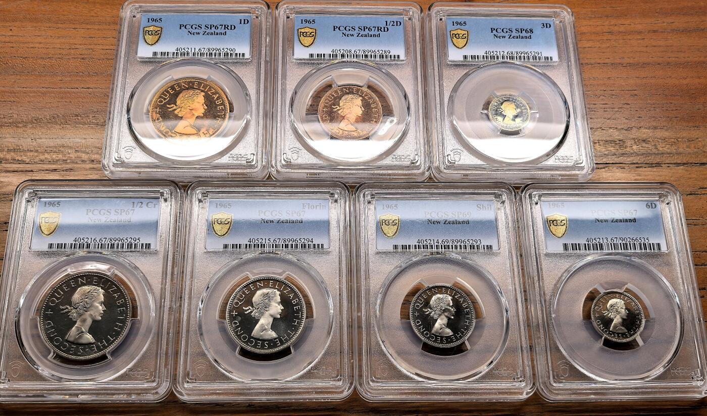 凡希社世界钱币微拍第三百二十一期 1965新西兰伊丽莎白二世SP样币1/2便士至1/2克朗七枚，PCGS-SP67/68/69，1965样币级七枚套相当罕见，Sterling币制的关门年份。超高分收藏级品相，从乔五开始的经典图案一直未变。