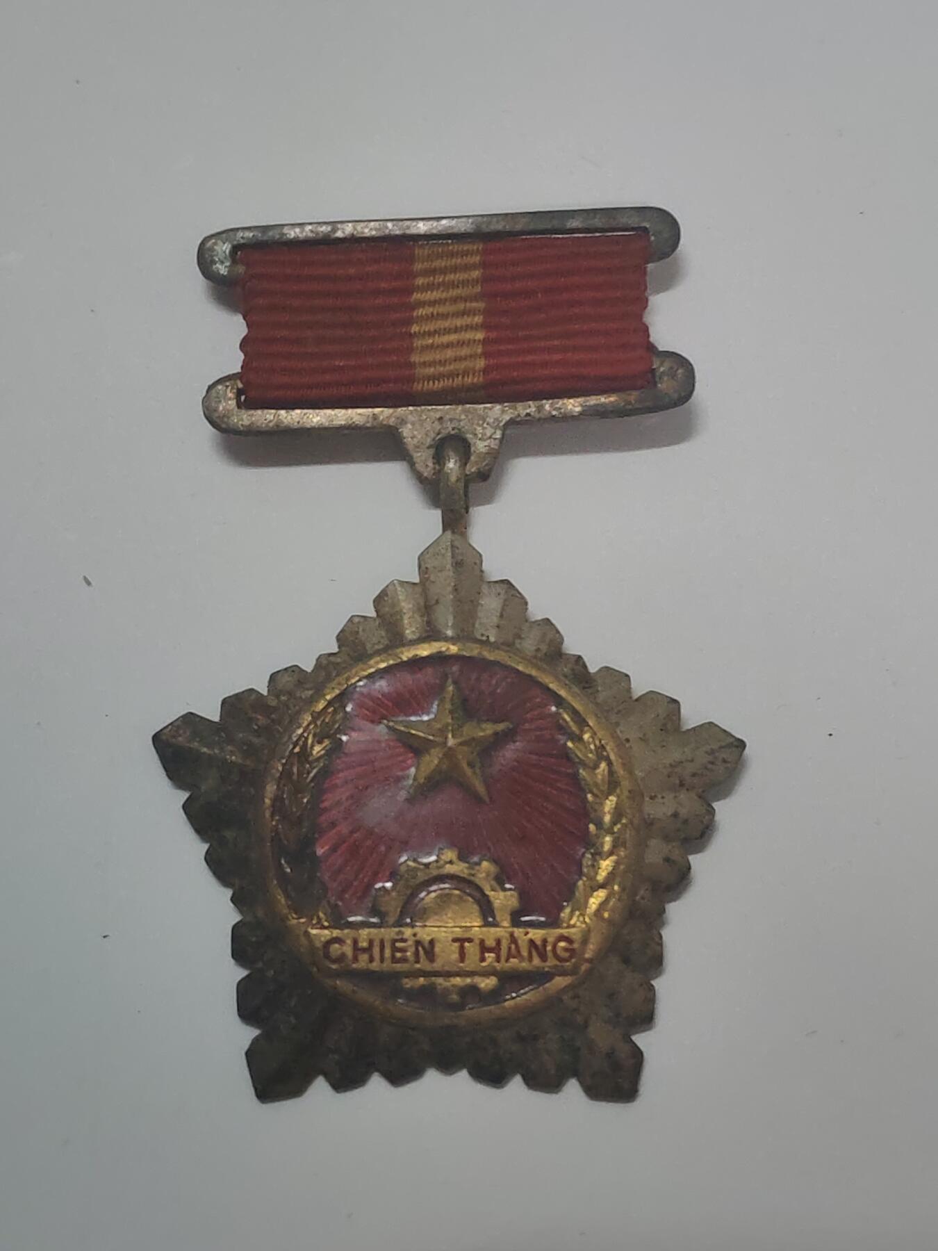 韵星假日军品类拍卖第46期 -- Rimey Holidays Militaria Auction 46 越盟（1948-1957）法越战争时期 一级战胜奖章 铜镀金 非后期铝 少有的独立时期战争奖章带珐琅章 颁发给军官