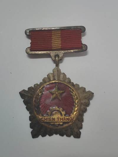 韵星假日军品类拍卖第46期 -- Rimey Holidays Militaria Auction 46 - 越盟（1948-1957）法越战争时期 一级战胜奖章 铜镀金 非后期铝 少有的独立时期战争奖章带珐琅章 颁发给军官