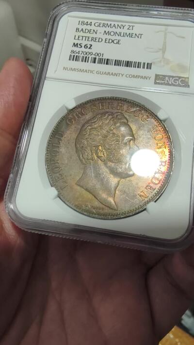 修遠堂世界钱币第107期 NGC MS62 1844年巴登-卡尔・弗里德里希纪念碑2泰勒大银币，重五彩包浆
