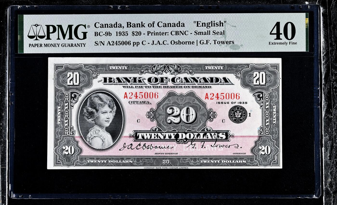 【Blue Auction】✨世界纸币精拍800期盛典——白金之夜🔥🔥🔥 C-【女王首次肖像出现在纸币上】加拿大 1935年20元 当时还是8岁伊丽莎白公主 甜美纯真可人 根据皇家儿童官方摄影师马库斯亚当斯拍摄照片所雕刻而成 背面预言故事大场景 非常耐看经典 精美异常 PMG40（在399张评级中排前7.5%）票面状态非常好 没有任何不良背标 小女王人像和主图完整 非常难遇