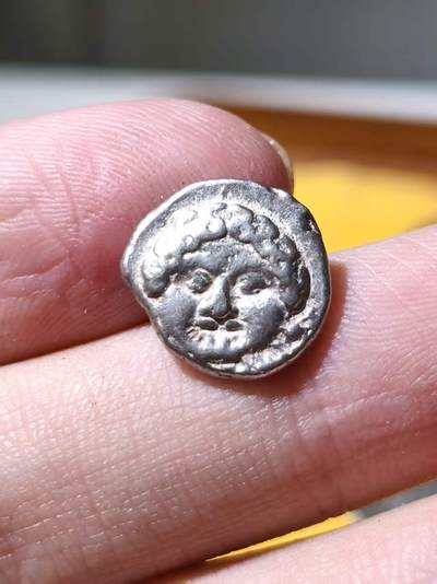 星盘世界钱币拍卖 - 古希腊阿波罗尼亚美杜莎半德拉克马银币，正面是美杜莎(戈尔工？)，背面是船锚，这枚品相不错，打制清晰居中，非常受欢迎且漂亮的品种