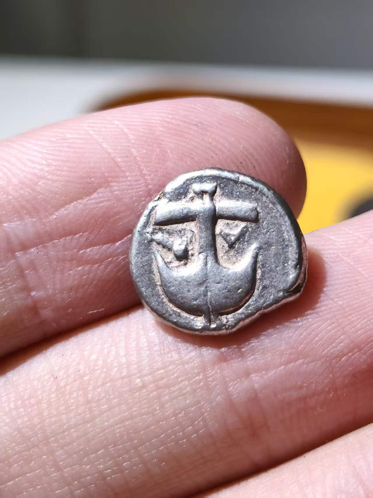 星盘世界钱币拍卖 古希腊阿波罗尼亚美杜莎半德拉克马银币，正面是美杜莎(戈尔工？)，背面是船锚，这枚品相不错，打制清晰居中，非常受欢迎且漂亮的品种