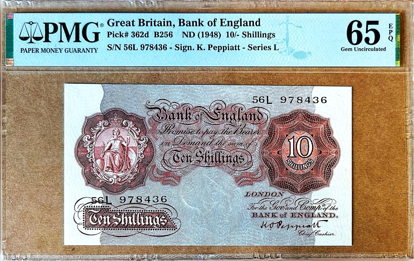 【Blue Auction】✨世界纸币精拍800期盛典——白金之夜🔥🔥🔥  G-【无安全线版稀少 亚军分】英国A序列 1948年10先令 PMG65EPQ 英格兰银行为了防止纳粹伪造纸币而在1940年代初期，于所有纸币上运用了最新发明的埋藏式安全线技术。二战结束后为了节省印钞成本，使用了当时还未销毁的一小部分战前无安全线的印钞纸张，于1948年印刷发行了最后一批无安全线的A序列纸币，这个版本由于仅为消耗纸张库存而存在，发行和存世量极小，是A序列中最难找的版本之一