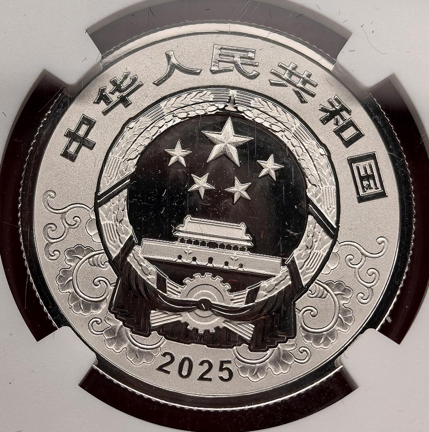 凡希社世界钱币微拍第三百二十一期 2025中国生肖福蛇500元铂金币NGC-PF70UC，附原厂包装证书，15g，成色999。