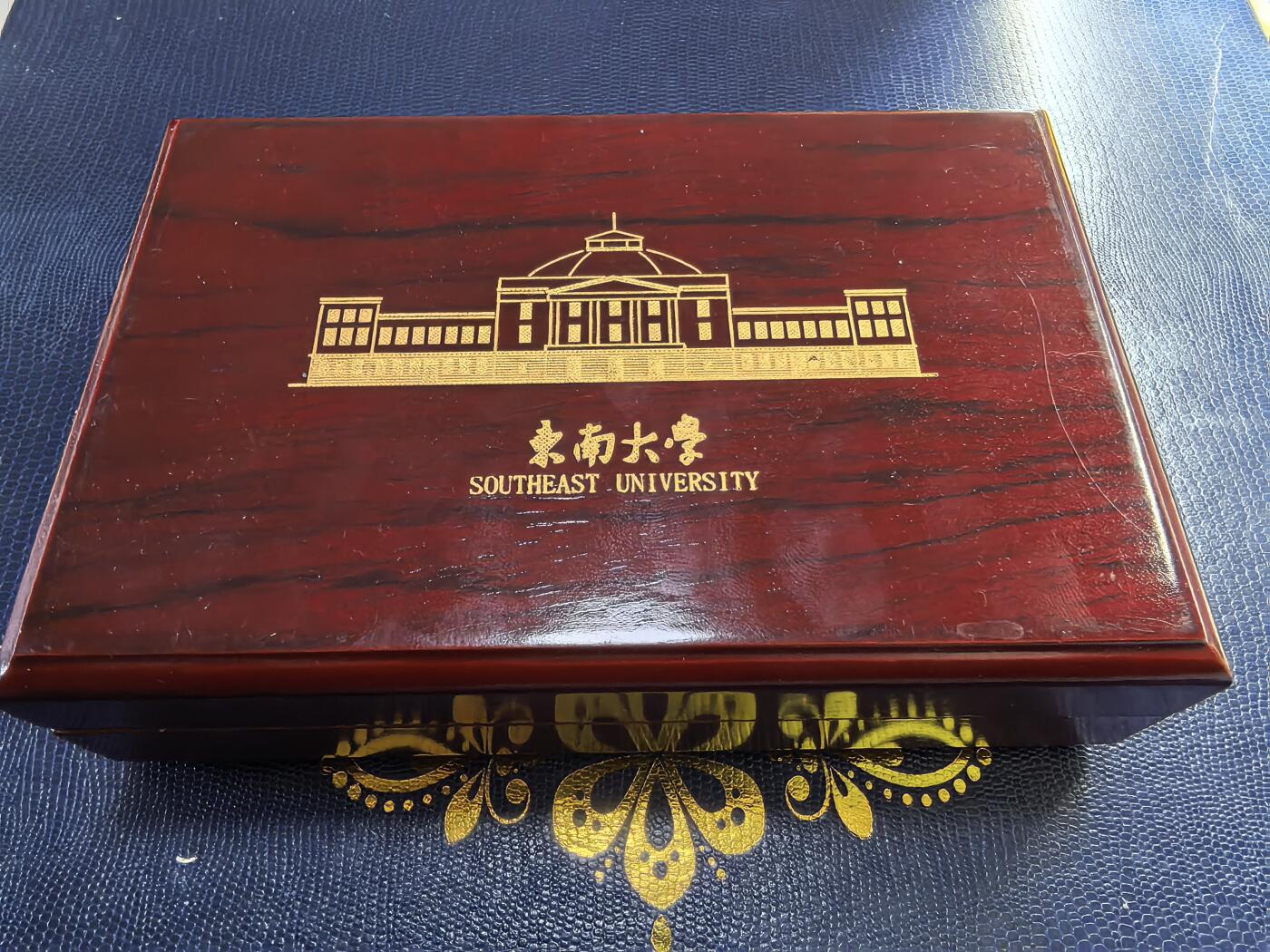 长老汇马年精选第九场拍卖 2013东南大学校庆纪念梅花形银章，60克999银，有盒无证，120枚