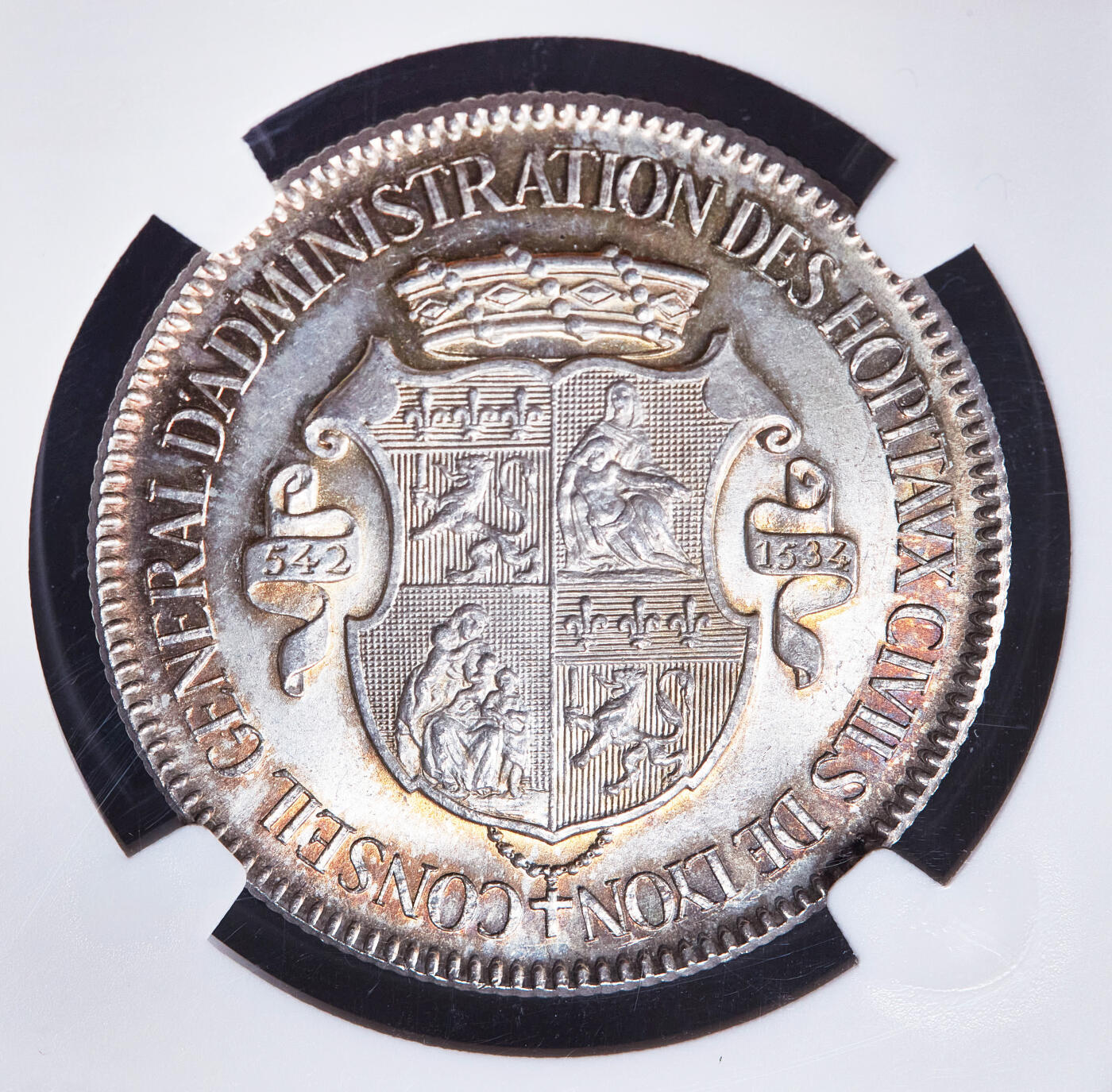 【俄甄集藏】2026年(049)03-18星期三 晚 19:30 全场包邮 法国1842年希尔德贝尔特一世夫妇头像纪念里昂市立医院成立1300周年银质代用币章，NGC MS65，五彩环彩，转光品相，法国19世纪著名雕刻家约瑟夫·丹泽尔(1805-1877)作品，顶级状态