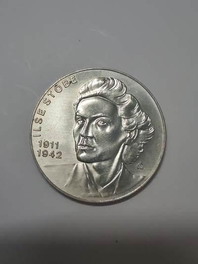 韵星假日军品类拍卖第46期 -- Rimey Holidays Militaria Auction 46 - 伊尔丝施托贝女士纪念币，著名红色间谍德国记者，隶属于苏联阵营，参加地下组织“红色乐团”，后被纳粹杀害