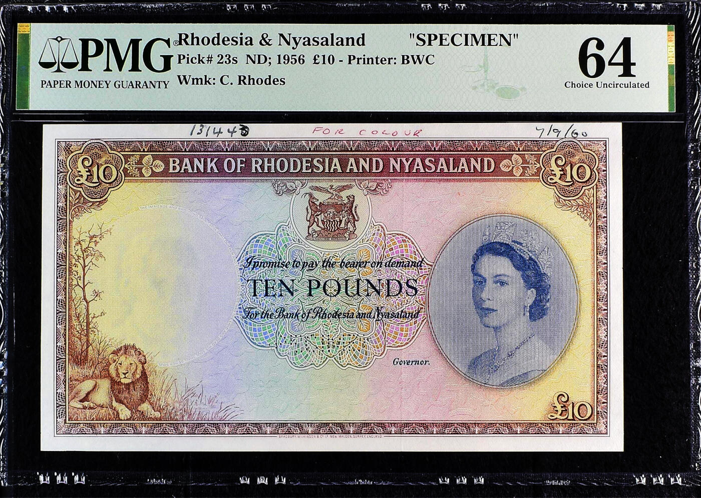 【Blue Auction】✨世界纸币精拍800期盛典——白金之夜🔥🔥🔥 R-【大珍 最高分仅64E 实钞没有全新存世】罗德西亚和尼亚萨兰 1956年10镑 大冠女王 该套最高值 BWC雕刻 油墨及凹凸感非常好 顶级品相（此钞堪称英联邦钞票中最具名气的一款，其高昂面额、珍罕程度及华美设计造就了非凡魅力。从最微小的正面狮子细节到背面的大幅象群雕刻充满非洲特色。全新品相可遇不可求，印钞管理者白边的签注没给E，实际就是原厂原票，两年前一张40分差品拍了4080美金）