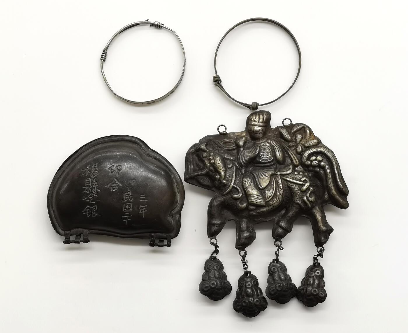 博洋堂世界钱币拍卖第165期（全场包邮） 杂银件一批四个，含两个民国手环，晚清民国印盒一个，晚清麒麟送子挂件一个，共重120.8g