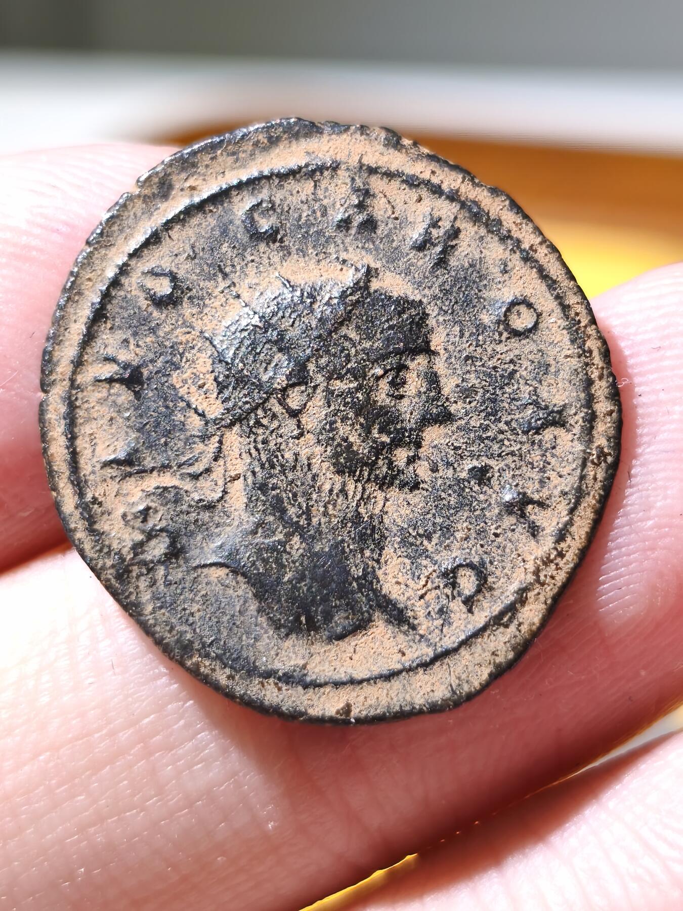 星盘世界钱币拍卖 少见！罗马帝国 三世纪危机 卡鲁斯皇帝 逝后封神纪念币 安东尼安（双迪纳尔）公元283年。卡鲁斯传说死于远征波斯时，在波斯首都泰西风城下被雷电劈死，十分传奇。