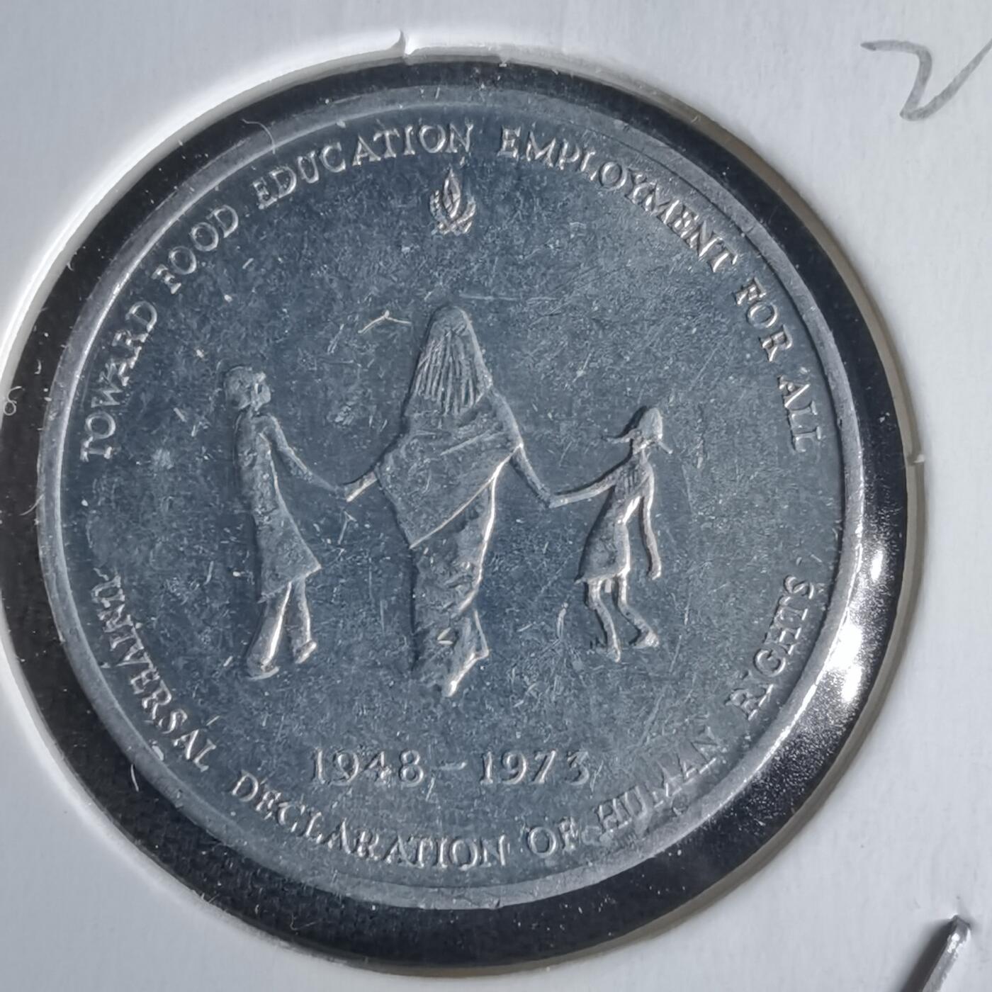 沼泽如烟--第1022场 1973年由意大利罗马造币厂铸造，属于FAO「CERES」系列奖章，旨在纪念《世界人权宣言》颁布25周年（1948-1973），并呼应FAO「人人享有食物、教育与就业」的目标